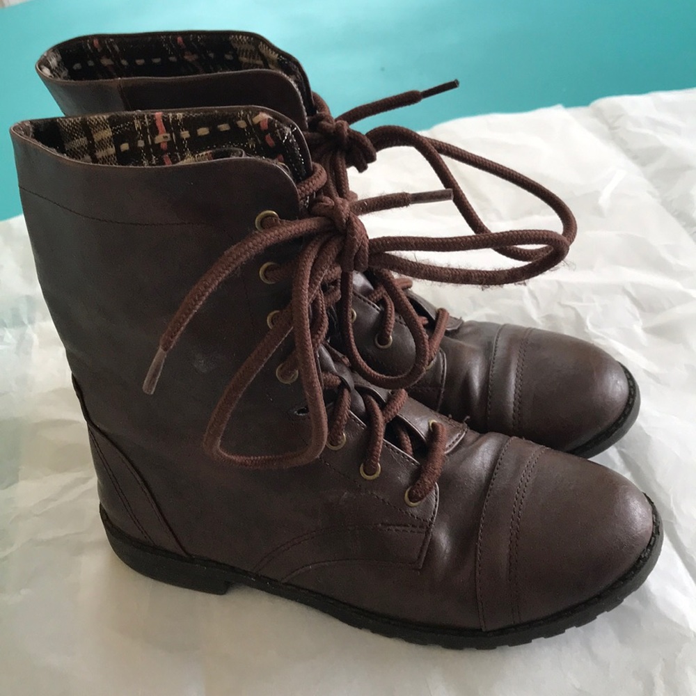 Girls American eagle boots size 2.5